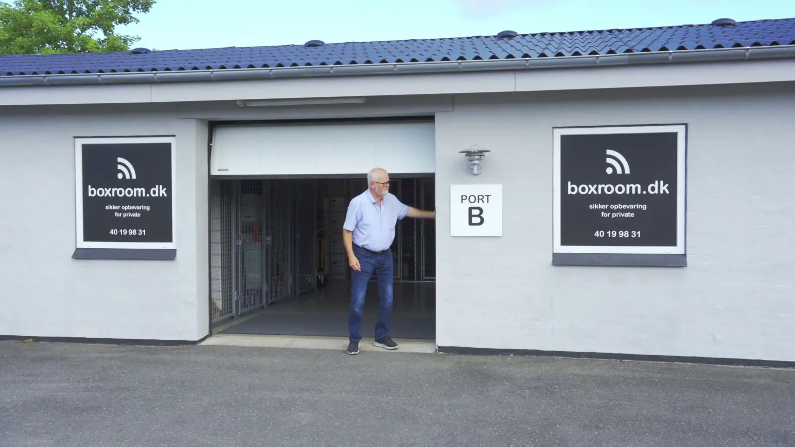 Facaden på boxroom.dk på Hårupvænget 5 i Silkeborg med Port B åben